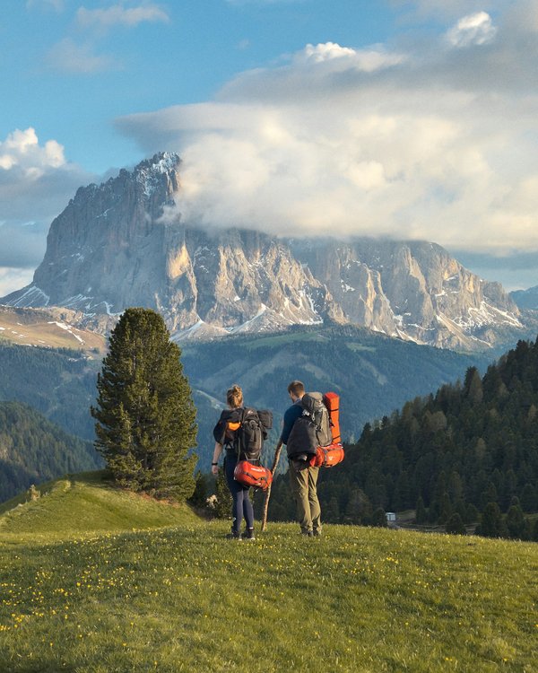 Comment organiser une randonnée à travers les Dolomites en Italie en automne?