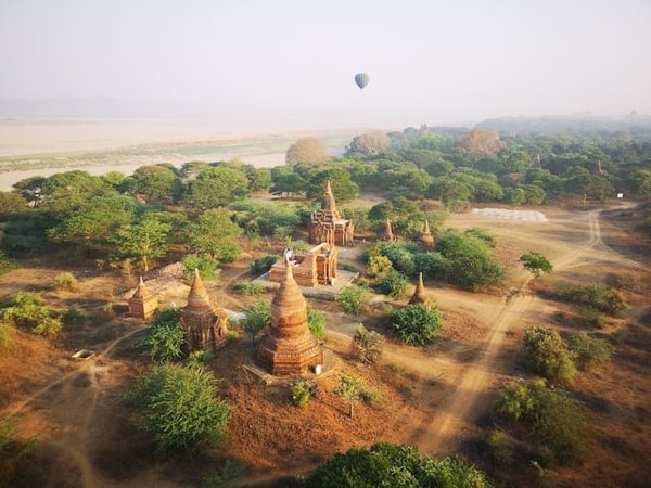 Comment planifier une exploration des temples de Bagan en montgolfière, Myanmar ?